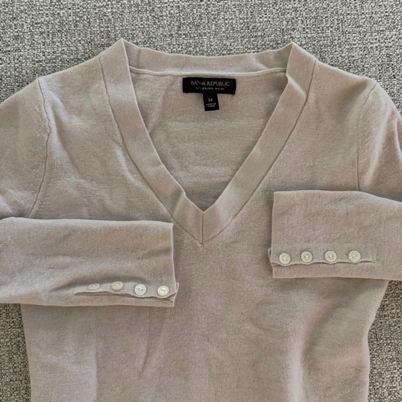 Women's Banana Republic V-Neck Extra-Fine Merino Wool Sweater - Cream - Picture 4 of 6